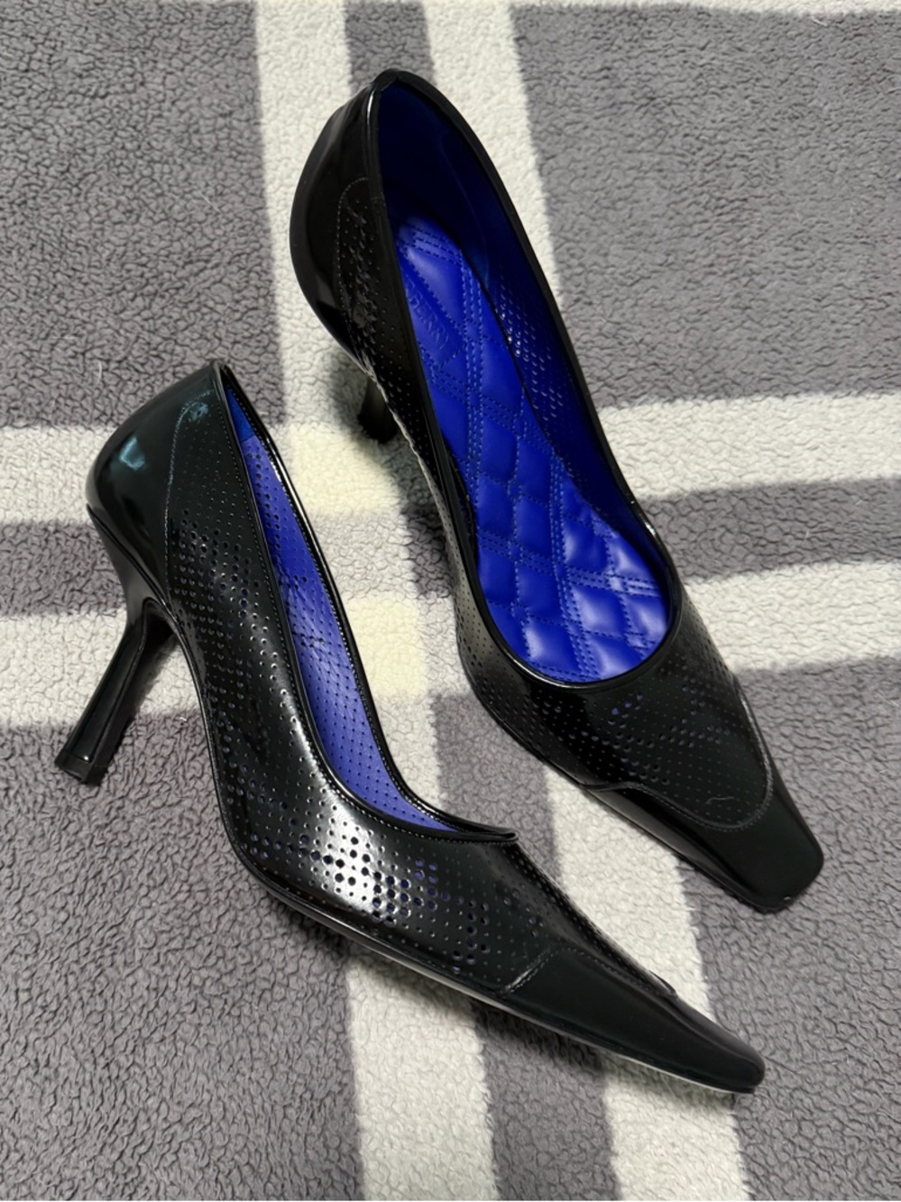 Burberry Black Pointed-Toe Pumps with Blue Quilted Insole - Picture 3 of 5